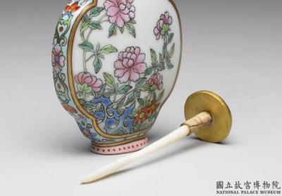 图片[3]-Snuff bottle with imperial poem and floral decoration in famille rose, Qing dynasty, Jiaqing reign (1796-1820)-China Archive